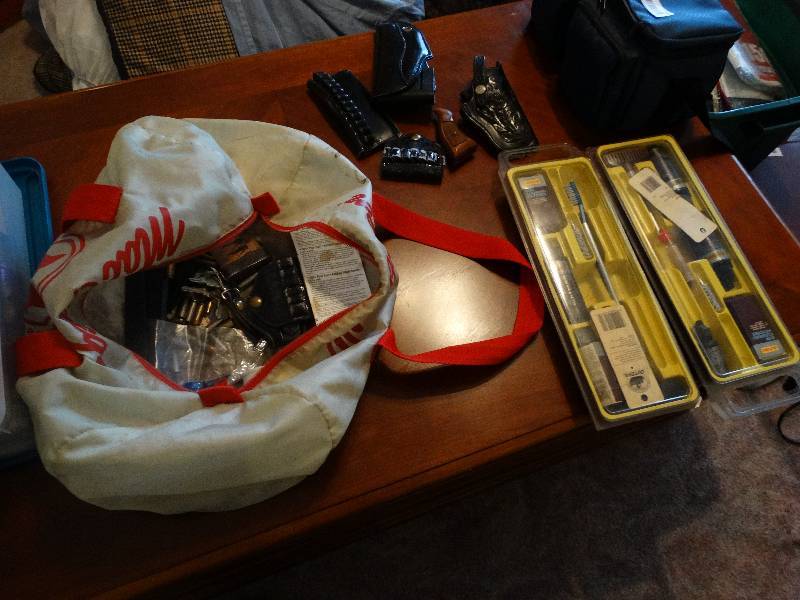 lot 809 image: Gun Cleaning Kit - Accessories