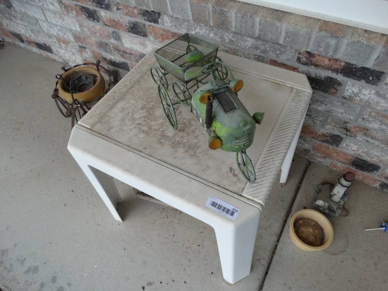 lot 810 image: Outdoor Decor