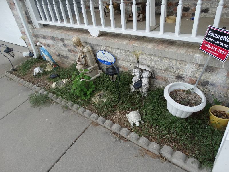 lot 811 image: Outdoor Decor