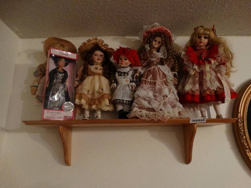 lot 818 image: Wood Shelf w Dolls (6)