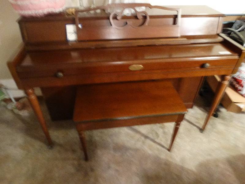 lot 819 image: Wurlitzer Piano w Bench