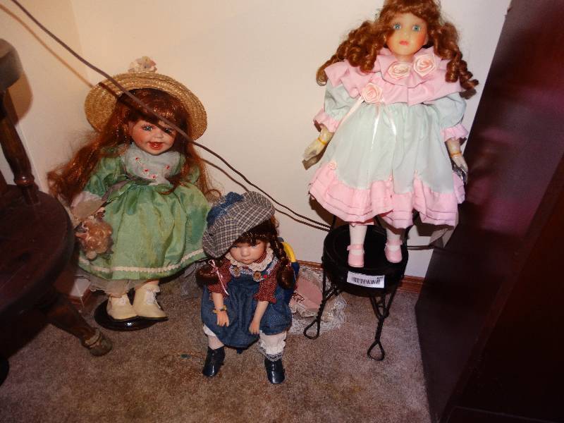 lot 820 image: Porcelain Dolls (3)