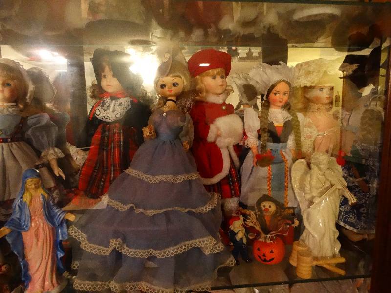 lot 829 image: 2nd Shelf - Dolls (9), Glass Angel, & misc.