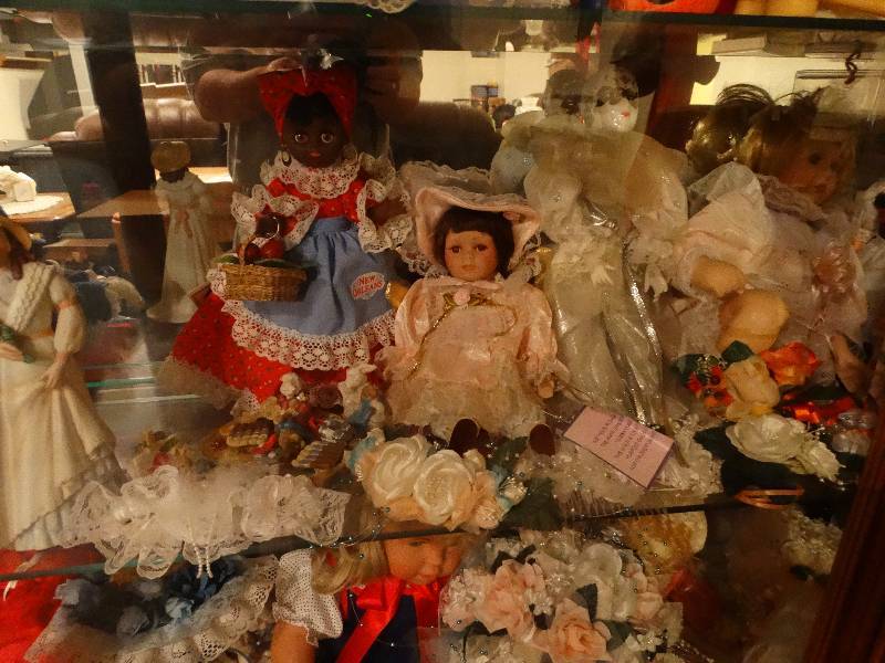 lot 830 image: 3rd Shelf - Dolls (6) & misc.