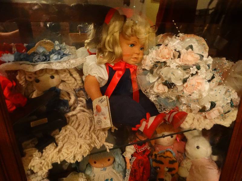 lot 831 image: 4th Shelf - Dolls (4)