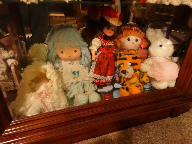 lot 832 image: 5th Shelf - Dolls (6)