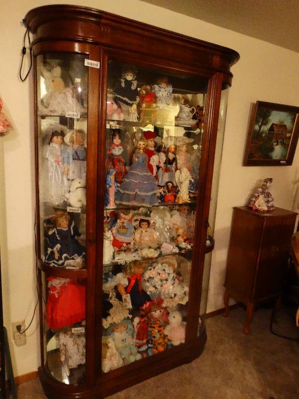 lot 833 image: Beautiful Wood Glass, 5 Shelf Curio Cabinet, lighted - No contents