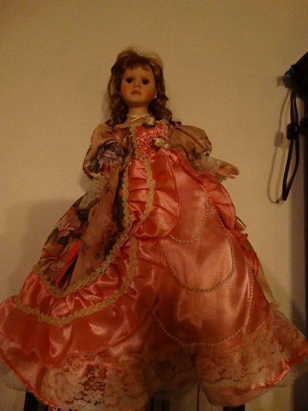 lot 834 image: Dolls (5), Turtle Doves (2) in box, & 2 Wine Glasses in box
