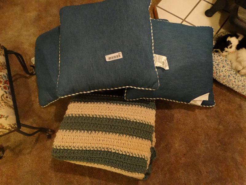 lot 847 image: Pillows (4) & Throw