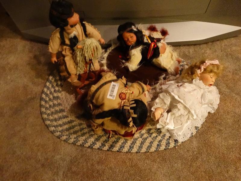 lot 853 image: Native American Indian Dolls