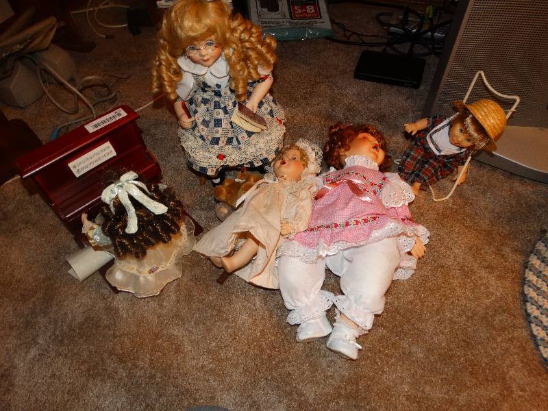 lot 859 image: Dolls (4), Doll Playing Piano (1) - 5 all together, all porcelain