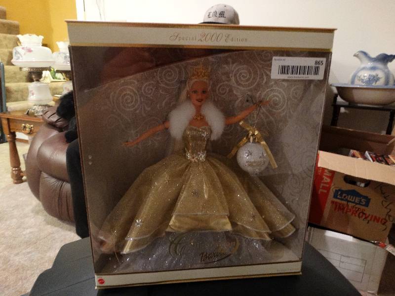lot 865 image: 2000 Holiday Barbie in box