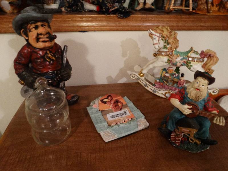 lot 866 image: Decor Items