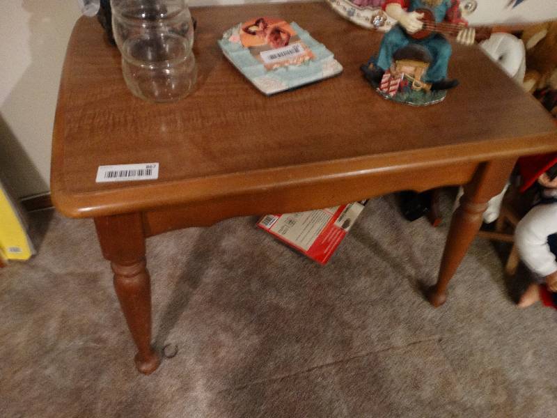 lot 867 image: Wood End Table - no contents