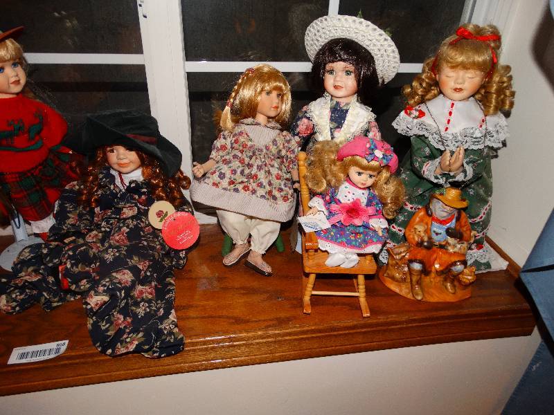 lot 868 image: Dolls (6)