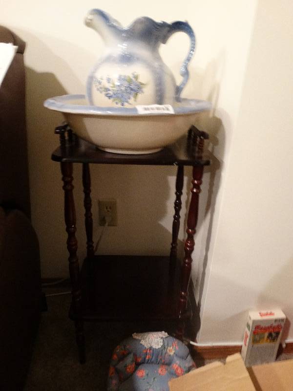 lot 872 image: Pitcher & Bowl w Stand