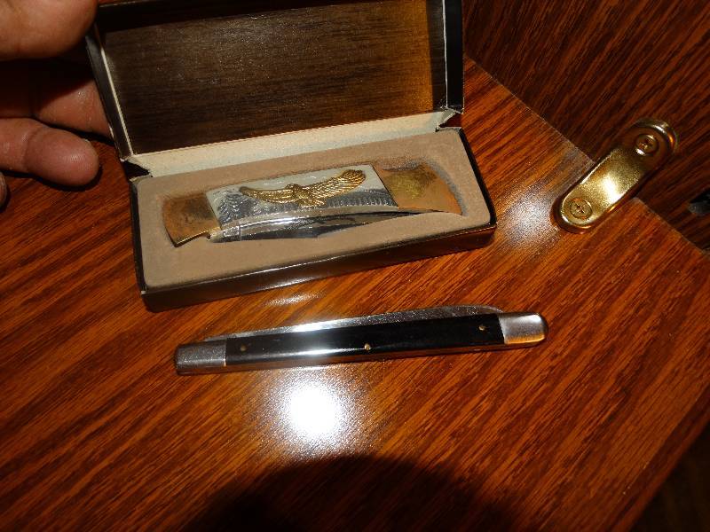 lot 919 image: Pocket Knives (2) w Case