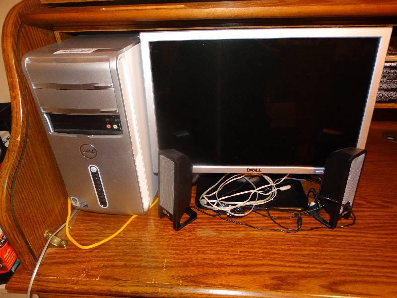 lot 920 image: DELL Inspiron Computer w Monitor