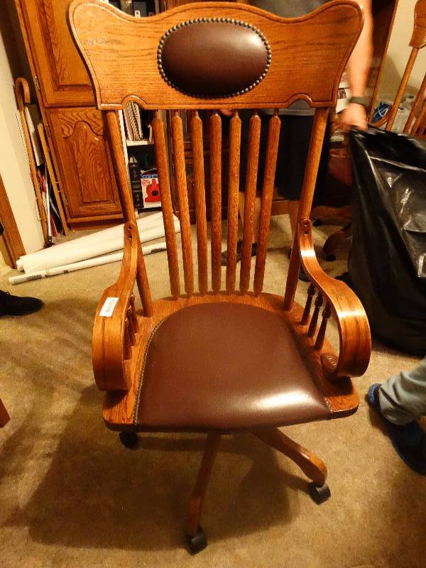 lot 928 image: Oak Office Chair - padded seat