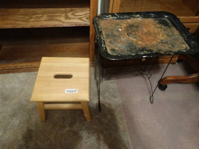 lot 933 image: Wood Foot Stool & TV Tray