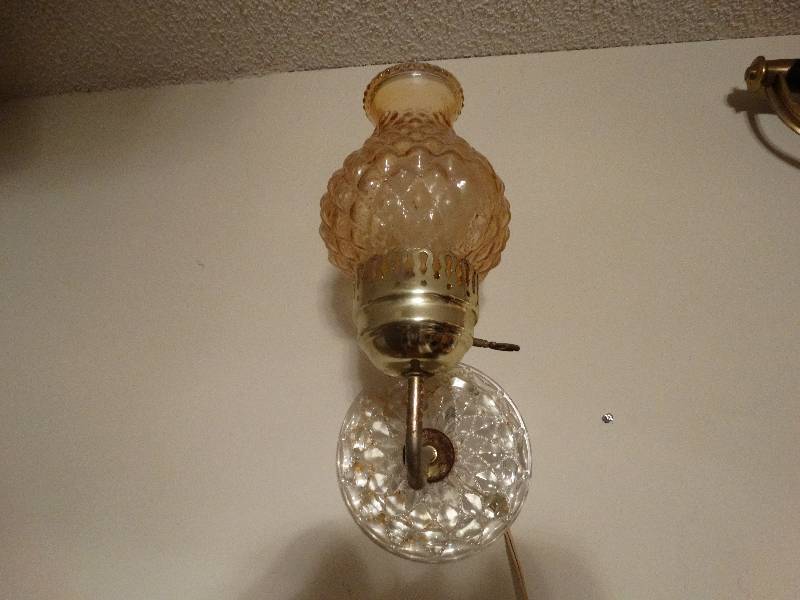 lot 945 image: Vintage Wall Mount Lamp