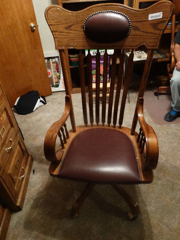 lot 949 image: Oak Padded Office Chair