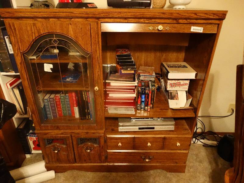 lot 955 image: Entertainment Center