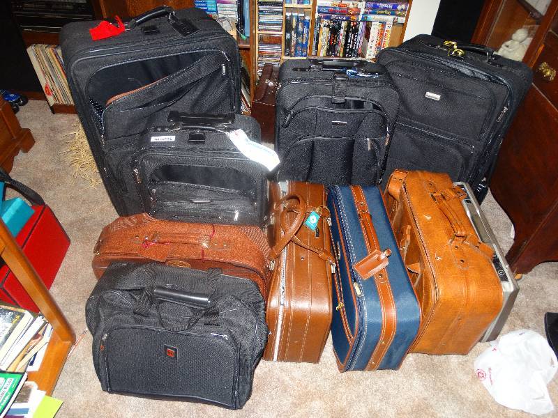 lot 971 image: Lg. Lot of Luggage