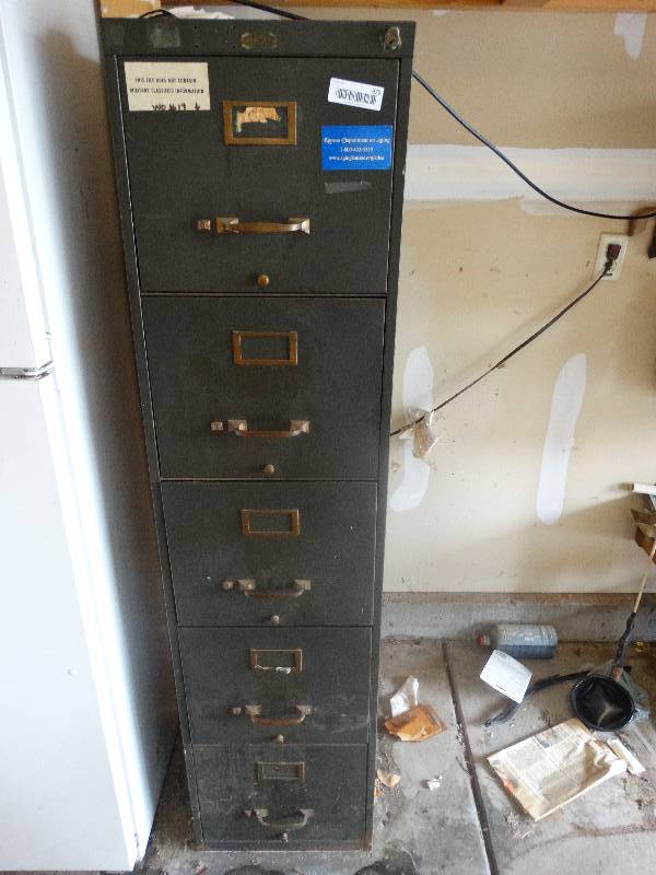 lot 975 image: 5 drawer file cabinet w contents.