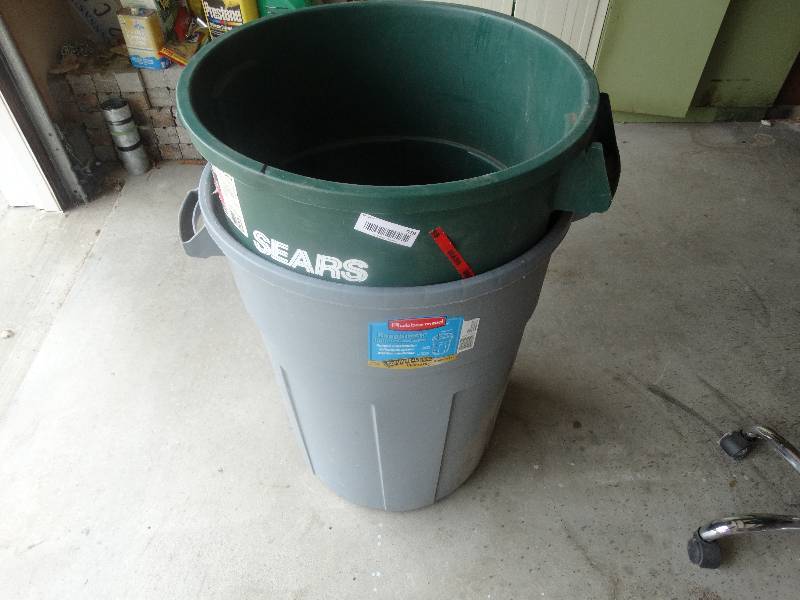 lot 979 image: 2 plastic trash cans