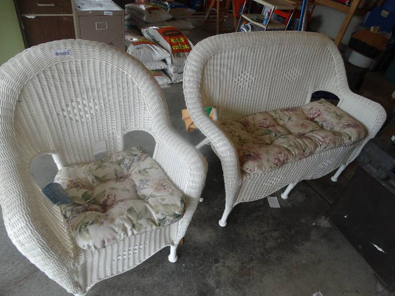 lot 980 image: Plastic wicker loveseat & matching chair