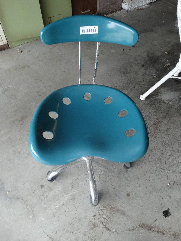 lot 981 image: Modern office chair on wheels.