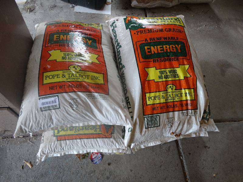 lot 987 image: 6 bags of wood pellets. 40 pounds each bag