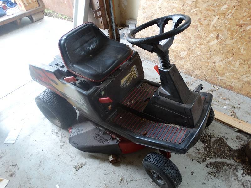 lot 991 image: Craftsman 10 hp riding lawn mower w key