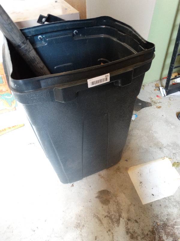 lot 995 image: trash can
