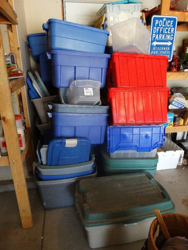 lot 999 image: Large lot of various totes