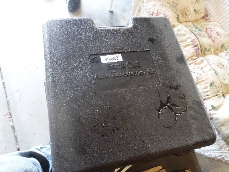 lot 1626 image: Auto emergency kit in plastic case