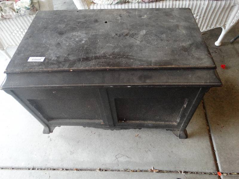lot 1627 image: Old wood trunk