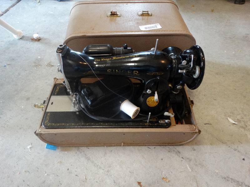 lot 1629 image: Antique Singer sewing machine w case