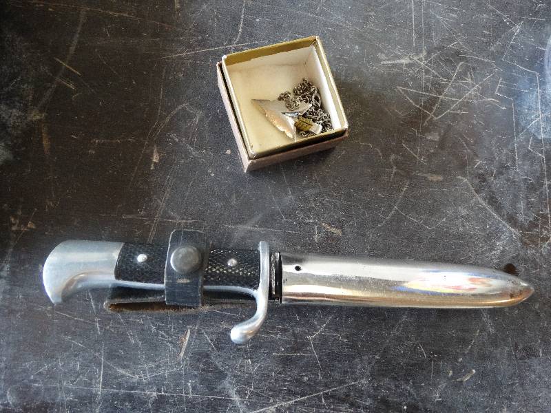 lot 1631 image: Knife w sheath & chain w arrowhead charm
