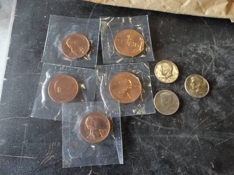 lot 1632 image: Lot of collector coins & 3 half dollars