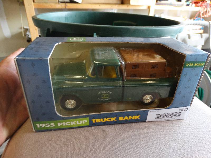 lot 1640 image: Ertl John Deere 1955 pickup truck bank in box