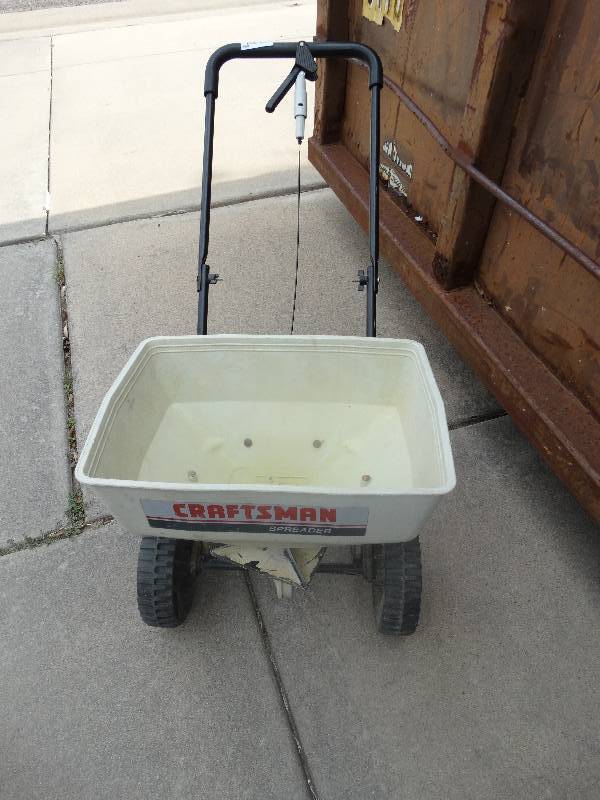lot 1658 image: Push spreader