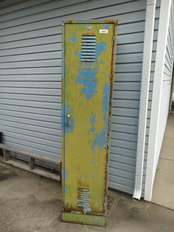 lot 1660 image: Single door metal locker unit
