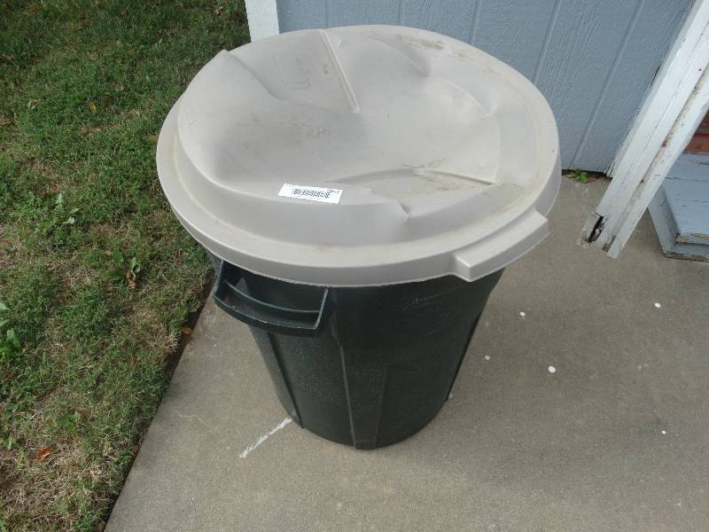 lot 1663 image: Trash can w lid