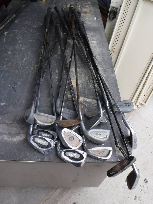 lot 3009 image: 18 Golf Clubs