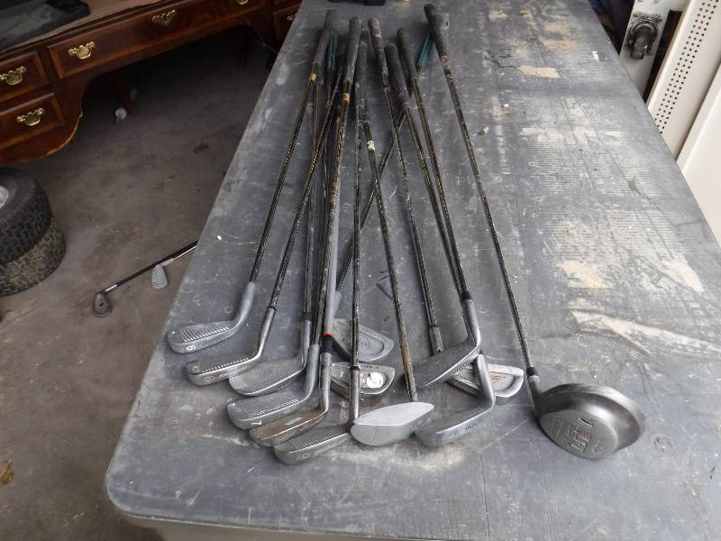 lot 3010 image: 15 Golf Clubs