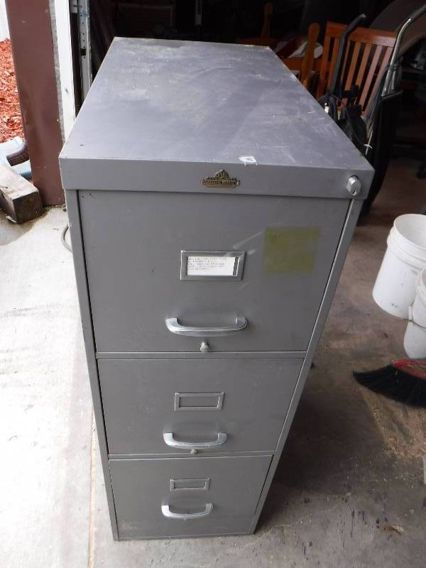 lot 3020 image: 3 drawer file cabinet