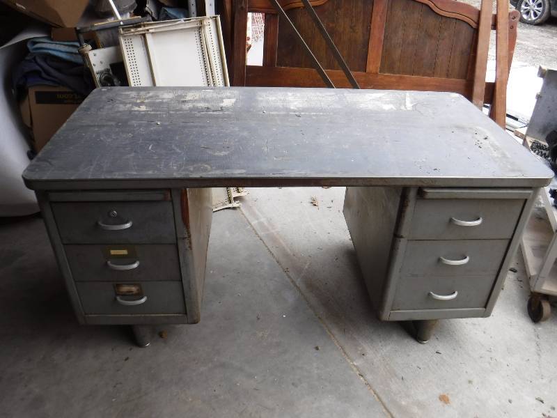 lot 3021 image: 6 drawer shop desk