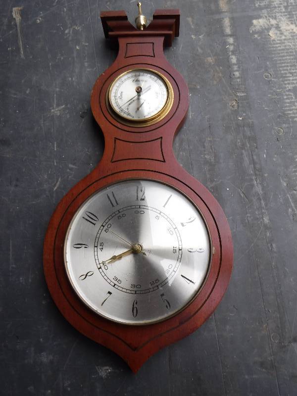 lot 3025 image: Clock with barometer